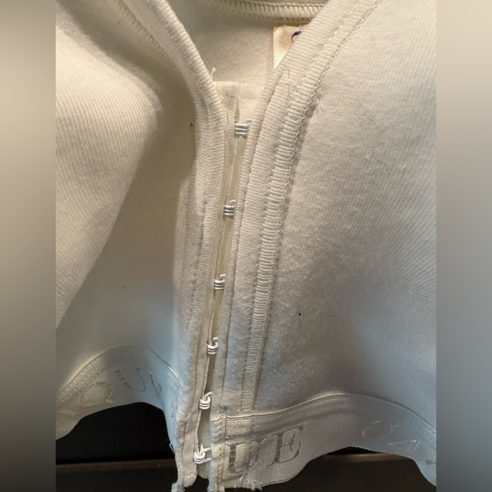 Cacique Front Closure Bra, 42D - Picture 4 of 8